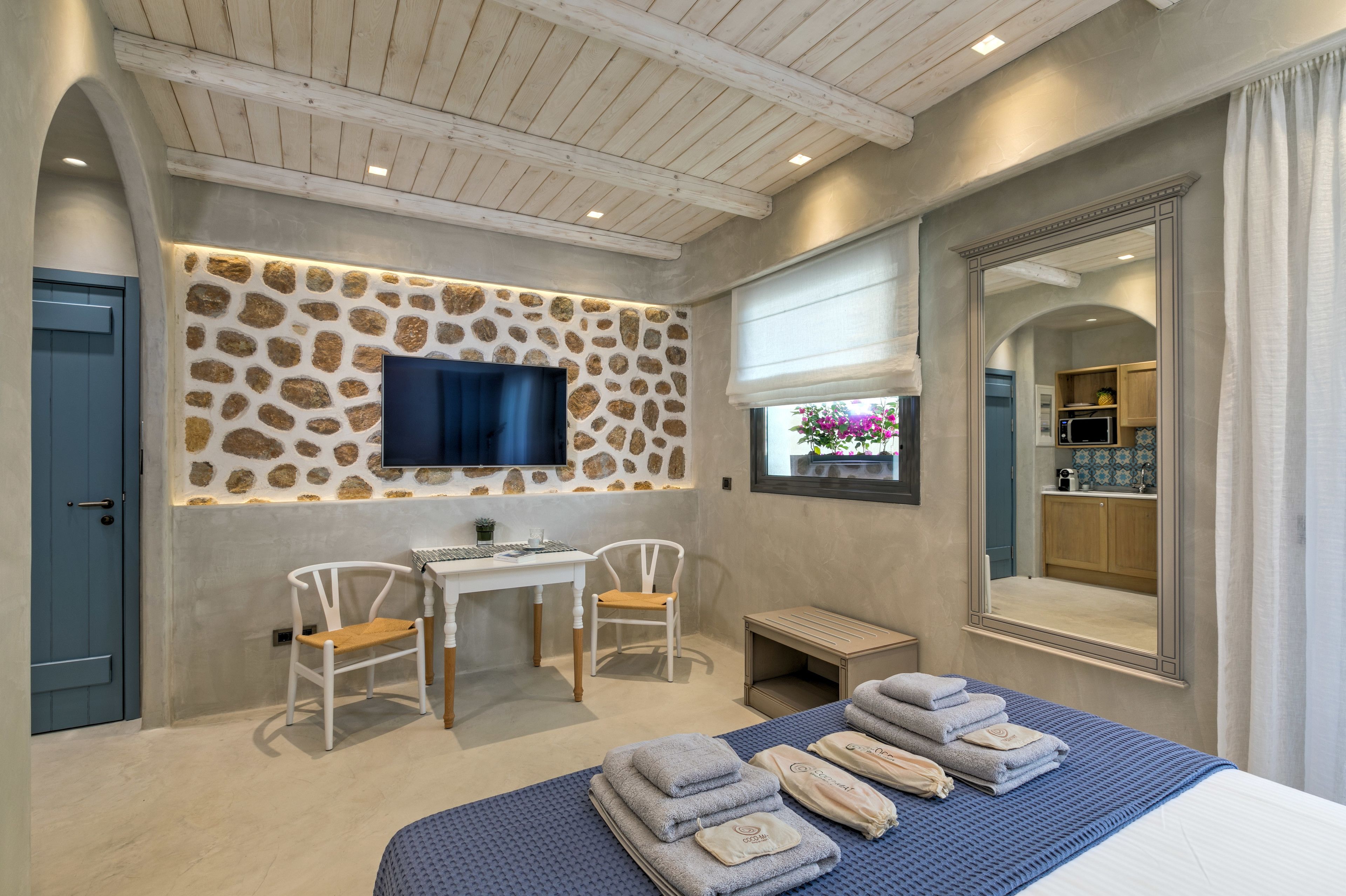 开间, 阳台 | 埃及棉床单、高档床上用品、Select Comfort 床、客房内保险箱