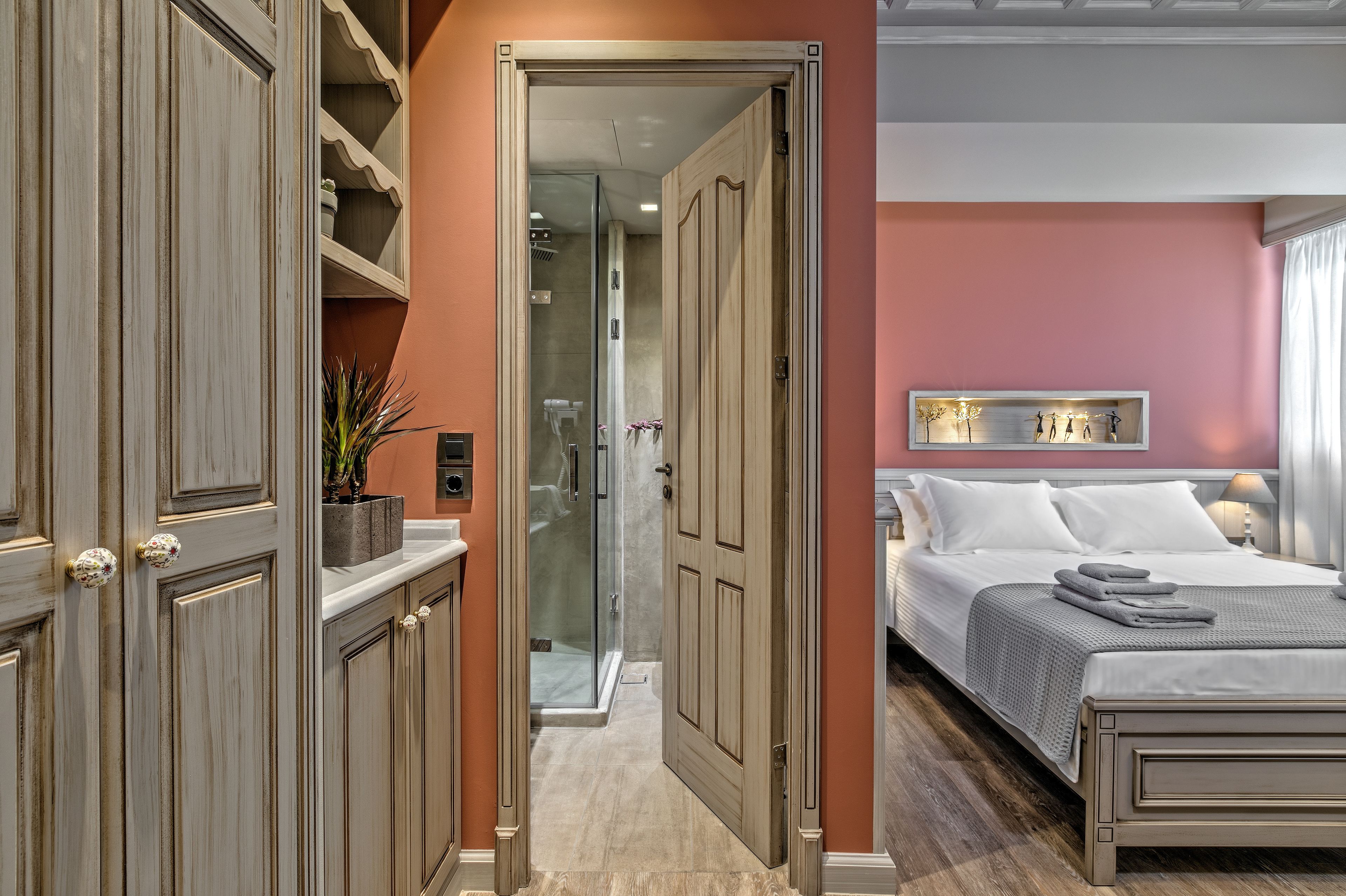 Un dormitorio con cama, mesita de noche y velador.