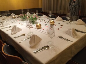 บริการอาหารเช้า อาหารกลางวัน และอาหารเย็น