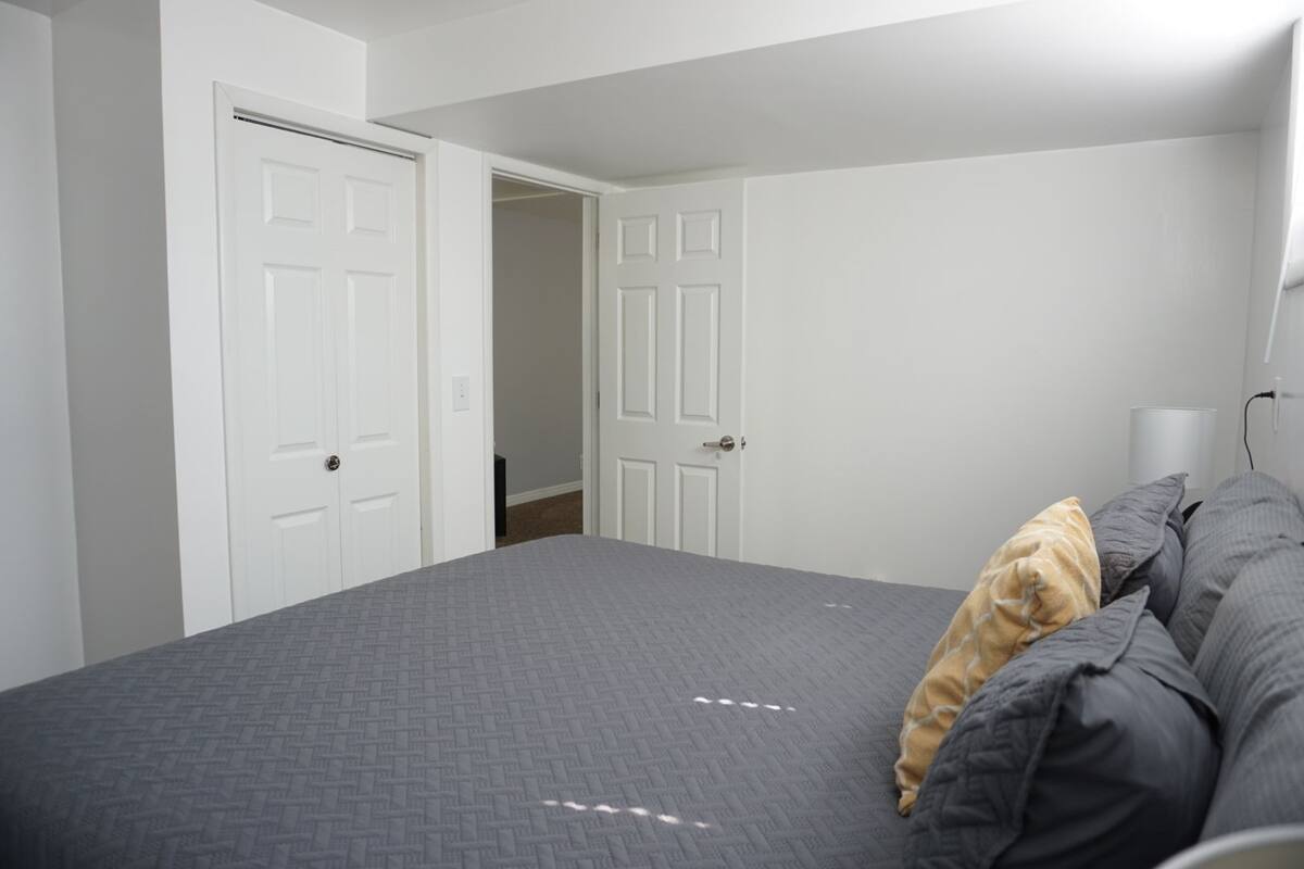 King Bed Room, Shared Bathroom - 5