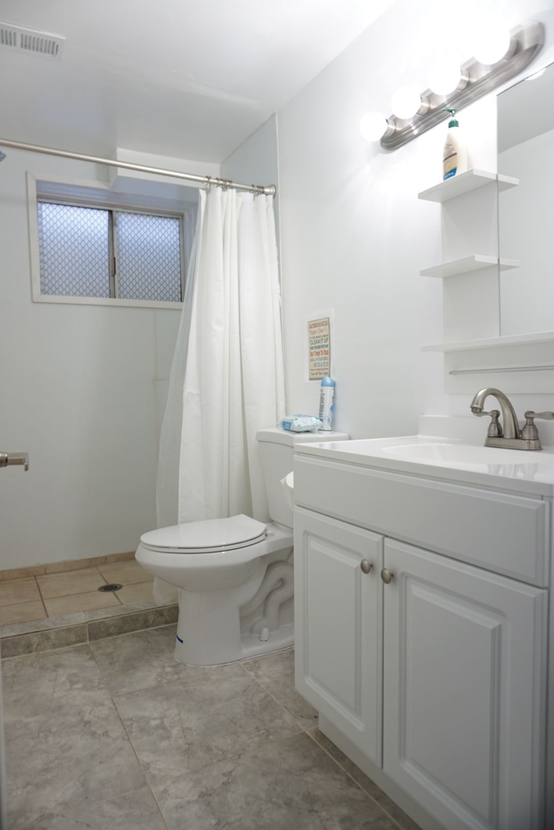 Douche, articles de toilette (gratuits), serviettes fournies