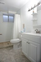Ducha, artículos de higiene personal gratuitos y toallas