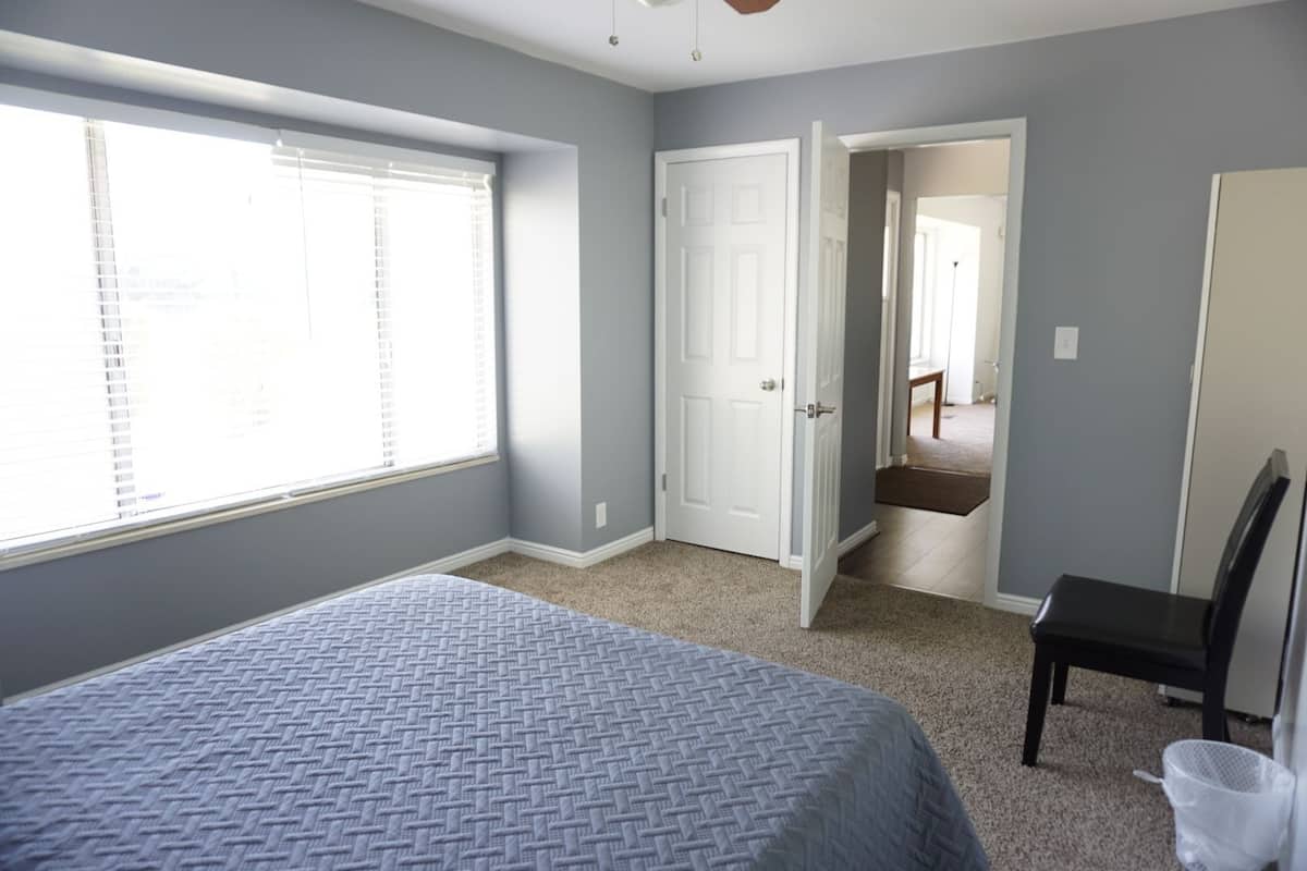 Double, 1 Queen Bed, Shared Bathroom - 4 | Soundproofing, iron/ironing board, WiFi (free), bed sheets