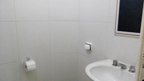 Standard-huoneisto, 1 makuuhuone, rantanäköala | Kylpyhuone | Suihku, pyyhkeet