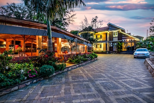 Saffron Beach Bistro & Cottages