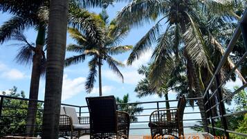 Breakfast, lunch, dinner served; local and international cuisine