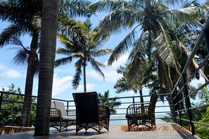 Frokost, lunsj og middag serveres, lokale og internasjonale retter