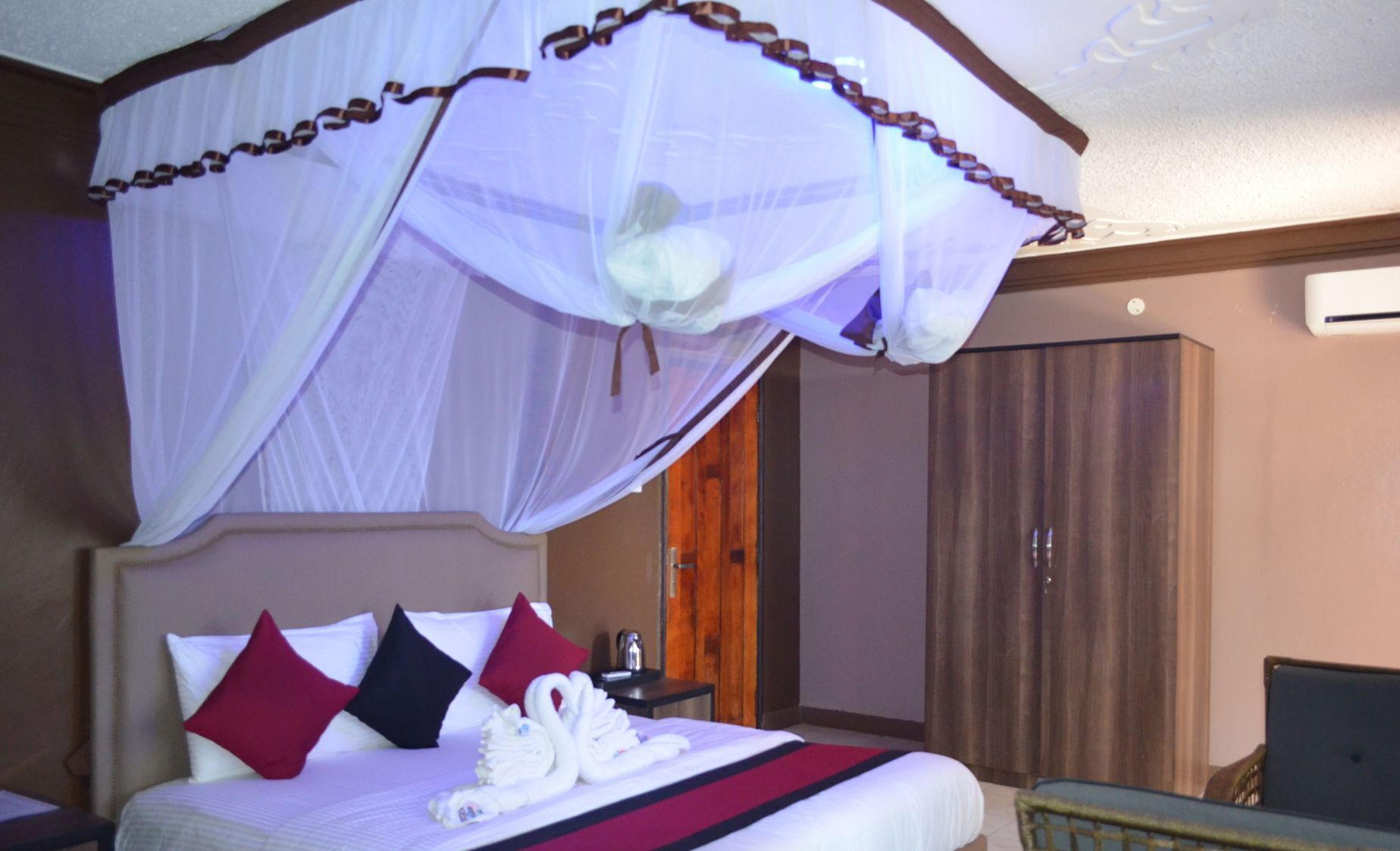 1 bedroom, Egyptian cotton sheets, premium bedding, Select Comfort beds