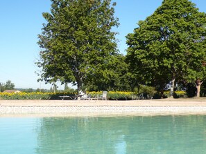 Piscine extérieure, chaises longues