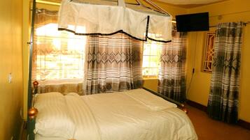 Escritorio, wifi gratis y ropa de cama