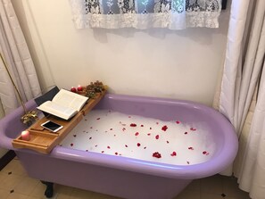 تجهيزات دش، مستلزمات مجانية للعناية الشخصية، مجففات شعر، مناشف