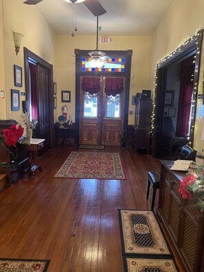 Rent Entire Inn | Living area | TV - Grand Gables Inn Bed & Breakfast (Palatka)