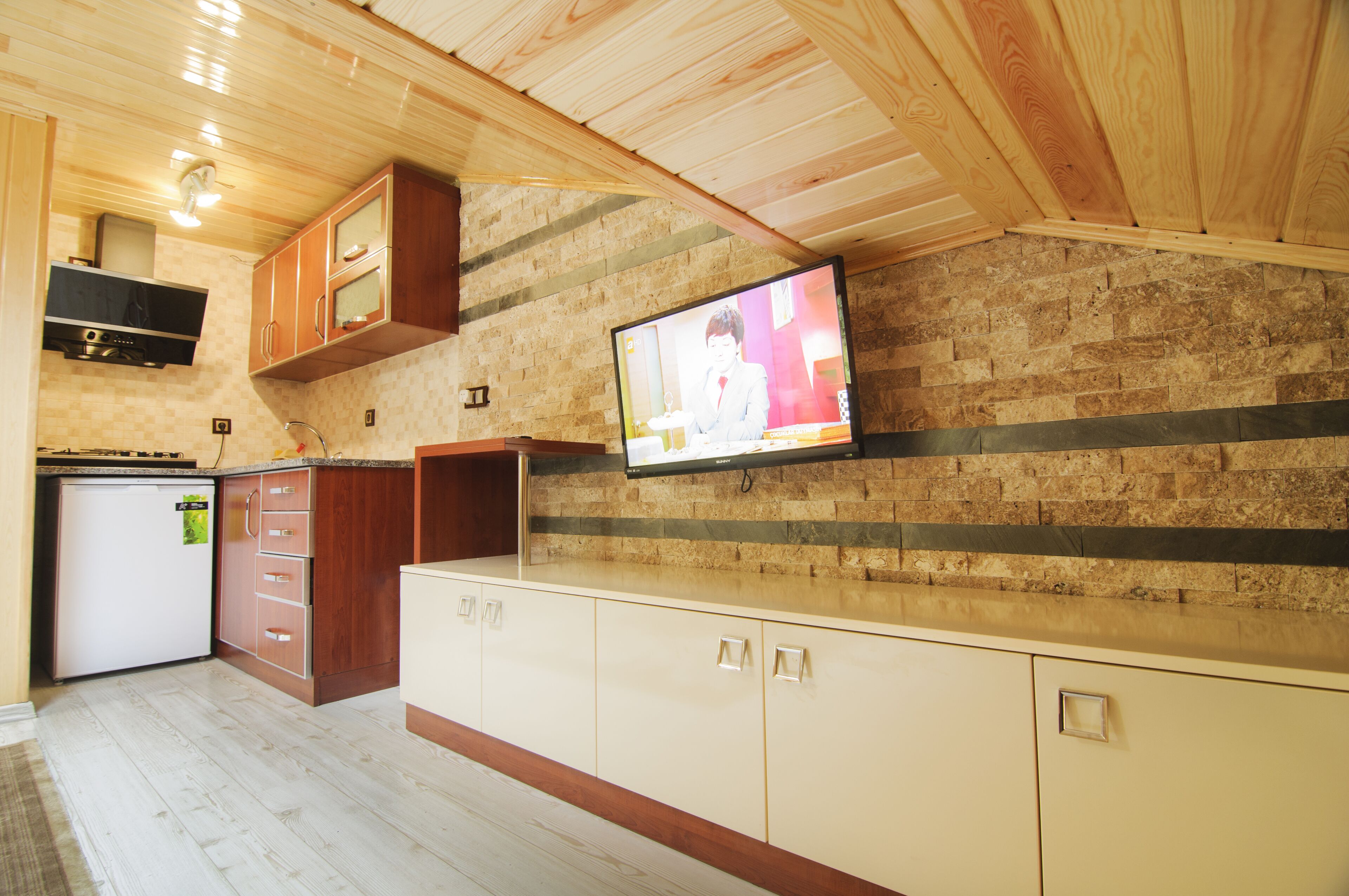 deluxe suite, lake view | private kitchen | mini-fridge, cookware/dishes/utensils