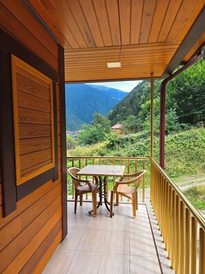Deluxe Cift Kisilik Oda,Balkonlu | 1 bedroom, desk, soundproofing, iron/ironing board