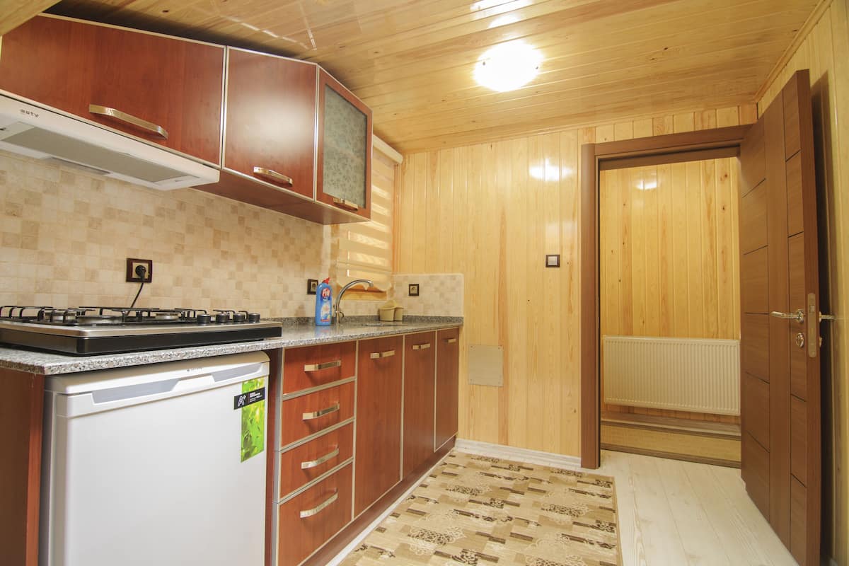 deluxe suite, mountain view | private kitchen | mini-fridge, cookware/dishes/utensils