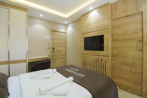 Deluxe Cift Kisilik Oda,Balkonlu | Schreibtisch, schallisolierte Zimmer, Bügeleisen/Bügelbrett