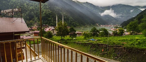 豪華三人房, 按摩浴缸 | 陽台