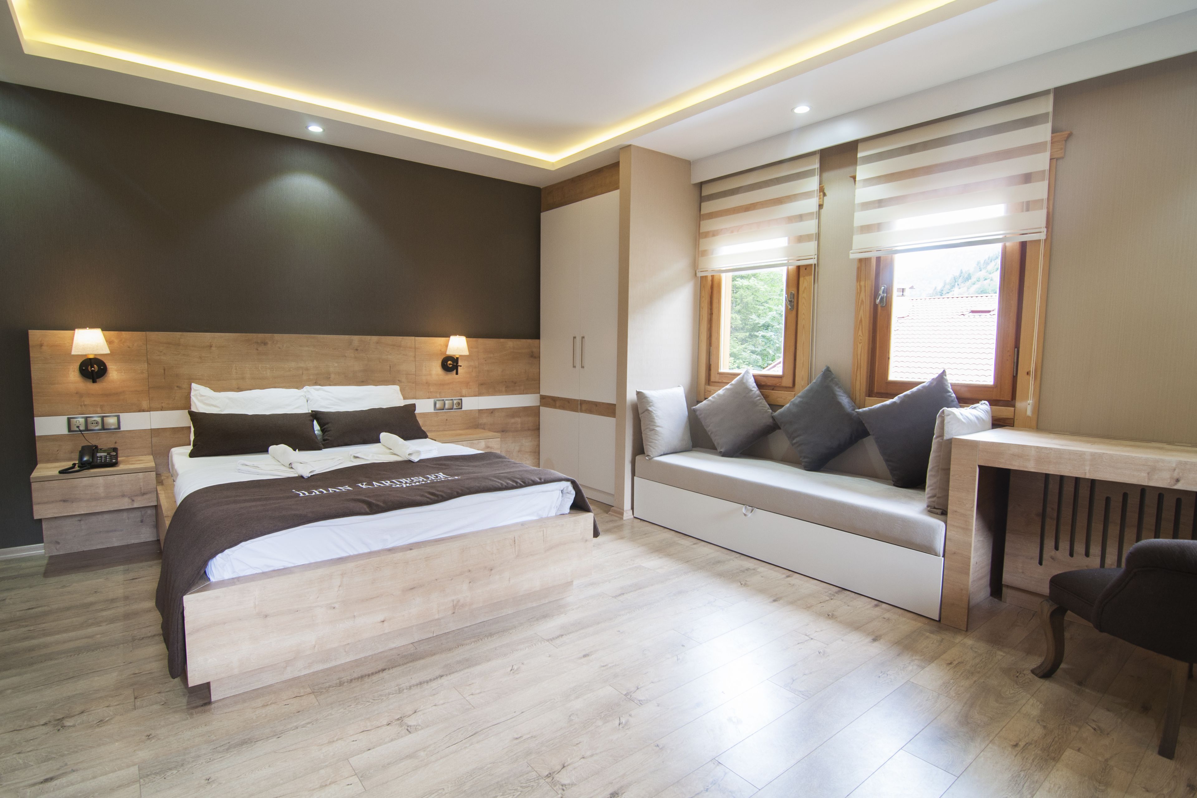 مكتب وتجهيزات عازلة للصوت ومكواة/لوح كي وواي فاي مجانًا