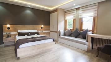 Kolmen hengen deluxe-huone, poreamme | Työpöytä, äänieristys, silitysrauta/-lauta, ilmainen Wi-Fi