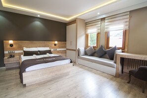 Deluxe-Dreibettzimmer, Whirlpool | Schreibtisch, schallisolierte Zimmer, Bügeleisen/Bügelbrett