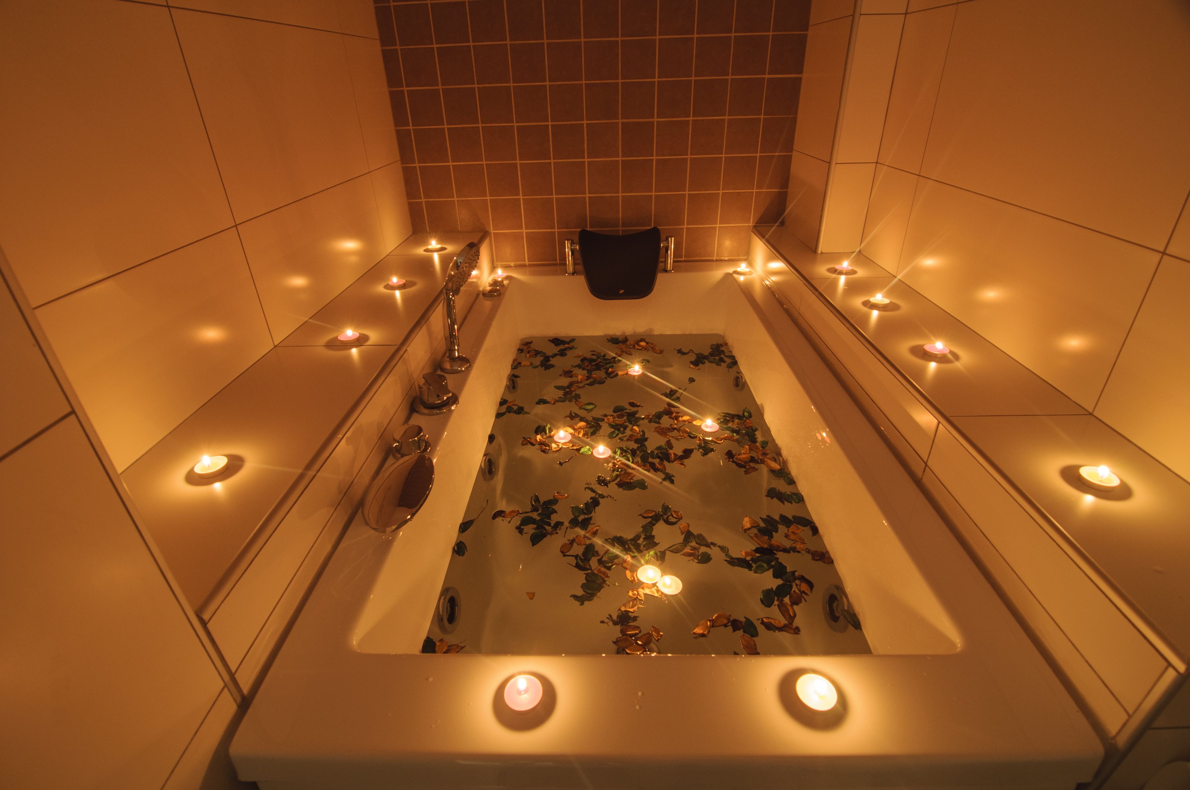 deluxe triple room, jetted tub | jetted bathtub