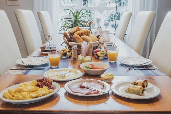 Tägliches inbegriffenes einheimisches Frühstück