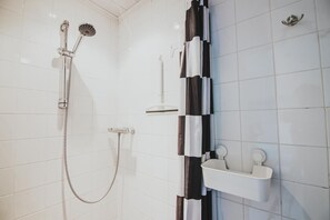 Shower, hair dryer, towels - B&B de Zandtaart (Egmond aan Zee)