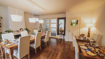 Sudah termasuk sarapan masakan setempat setiap hari