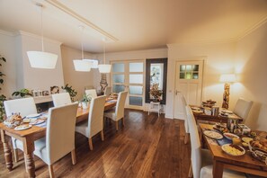 Desayuno con opciones de la cocina local incluido todos los días 