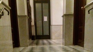 Interior entrance - RM Guesthouse (Rome)