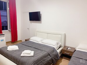 Room (White) | In-room safe, individually decorated, individually furnished, desk - RM Guesthouse (Rome)