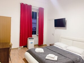 Room (White) | In-room safe, individually decorated, individually furnished, desk - RM Guesthouse (Rome)