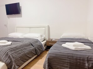 Room (White) | In-room safe, individually decorated, individually furnished, desk - RM Guesthouse (Rome)