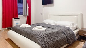 In-room safe, desk, rollaway beds (surcharge), WiFi (free) - RM Guesthouse (Rome)