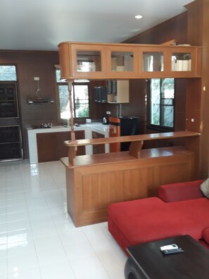 2-Bedroom Villa  | Área de sala de estar | Televisión de pantalla plana de 32 pulgadas con canales por cable 