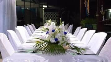 Breakfast, lunch, dinner served; local and international cuisine