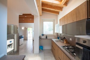 Refrigerador con freezer, microondas, horno, placa de cocina