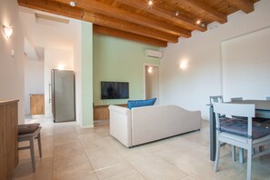 Deluxe Apartment, 3 Bedrooms | Living area | 49-inch flat-screen TV with digital channels, Smart TV, heated floors - Gate To Verona (Verona)