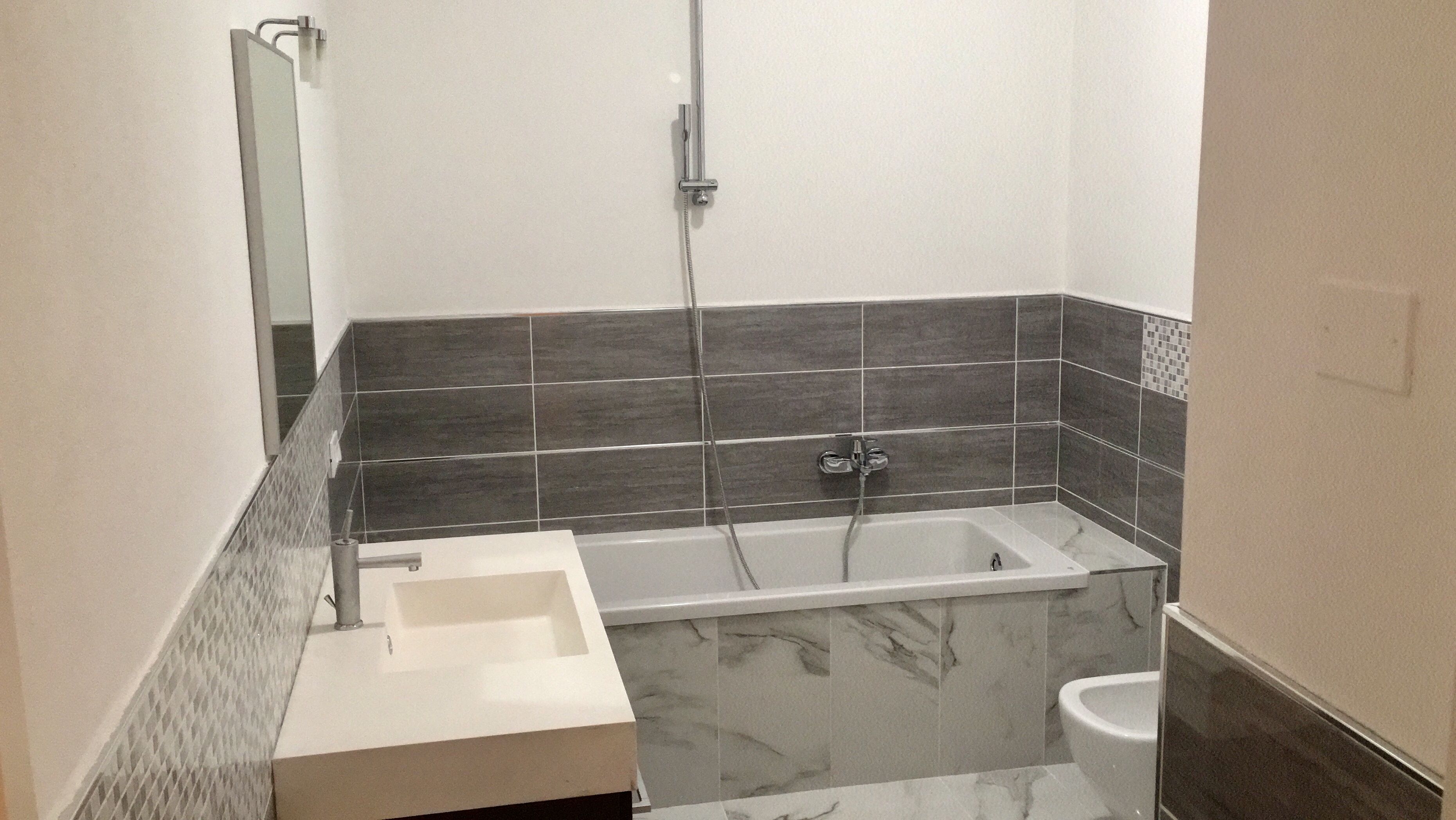 Un bagno con vasca, lavandino e water.