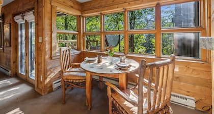 PERFECT COUPLES RETREAT W/ HOT TUB & FIREPLACE- SUNDANCE COTTAGE