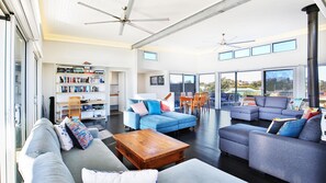 Una Smart TV, una chimenea, Netflix, un reproductor de DVD