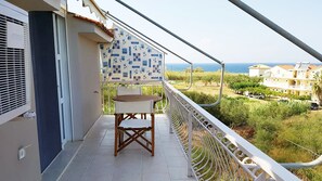 Outdoor dining - 14 Aparts 150m. from the Sea & 6000 sq.m2 Garden–(36 to 42 pers, whole building) (Zakynthos)