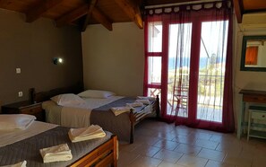 15 bedrooms, desk, free WiFi, bed sheets - 14 Aparts 150m. from the Sea & 6000 sq.m2 Garden–(36 to 42 pers, whole building) (Zakynthos)