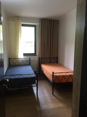 2 slaapkamers, een strijkplank/strijkijzer, internet, beddengoed