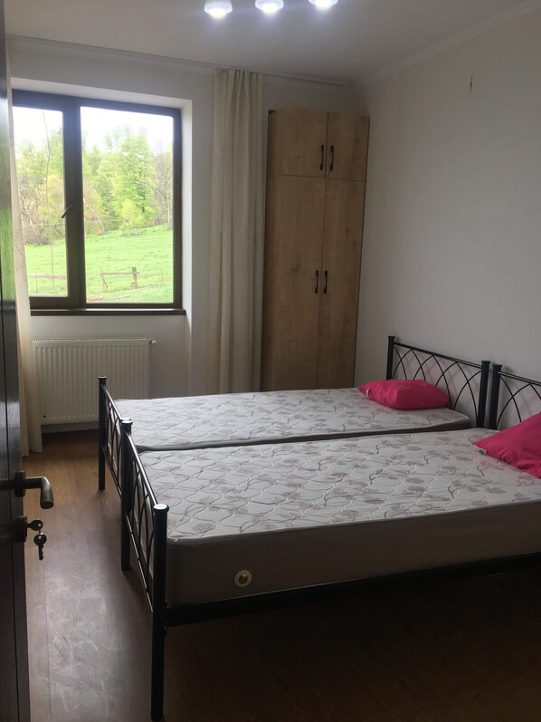 2 slaapkamers, een strijkplank/strijkijzer, internet, beddengoed