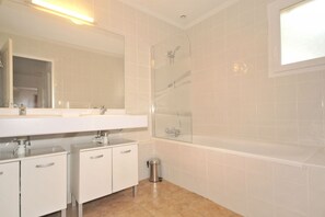 Bathtub - Villa in Saumane near Golf Course and Pool (Saumane-de-Vaucluse)