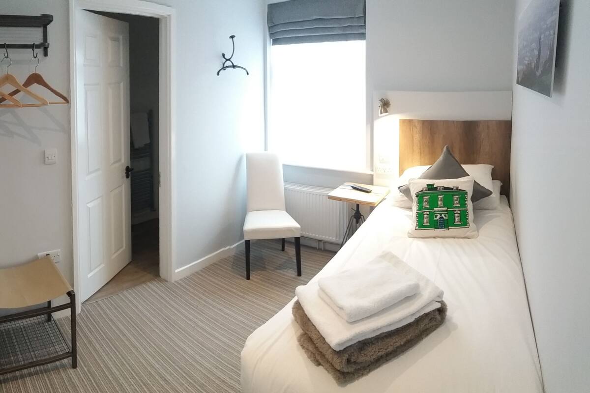 Chambre simple | Coffre-fort, bureau, fer et planche Ă repasser, accĂšs au Wi-Fi (inclus)