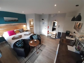 Estudio, 1 cama King size | Caja de seguridad en la habitación y escritorio 