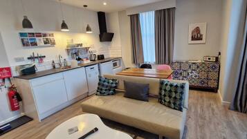 Peti besi dalam bilik, meja, seterika/papan seterika, Wi-fi percuma