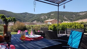 Outdoor dining - Charming villa in Vallon Pont D'arc with private pool (Vallon-Pont-d'Arc)